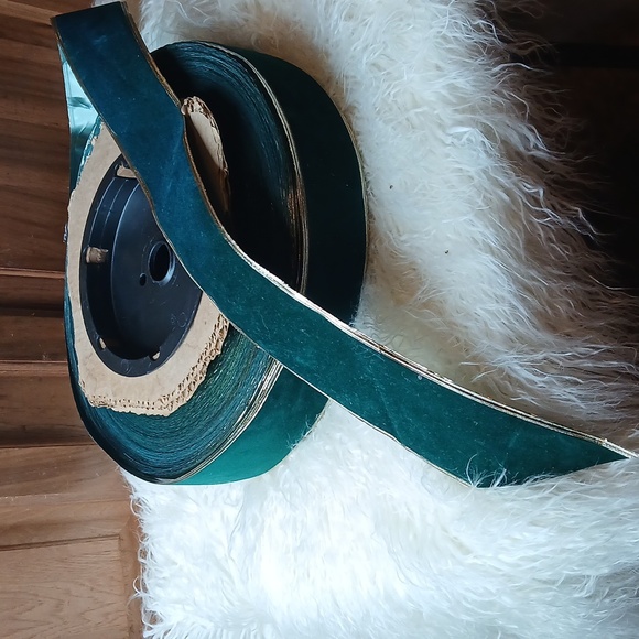 GREEN VELVET HOLIDAY RIBBON - Picture 1 of 7